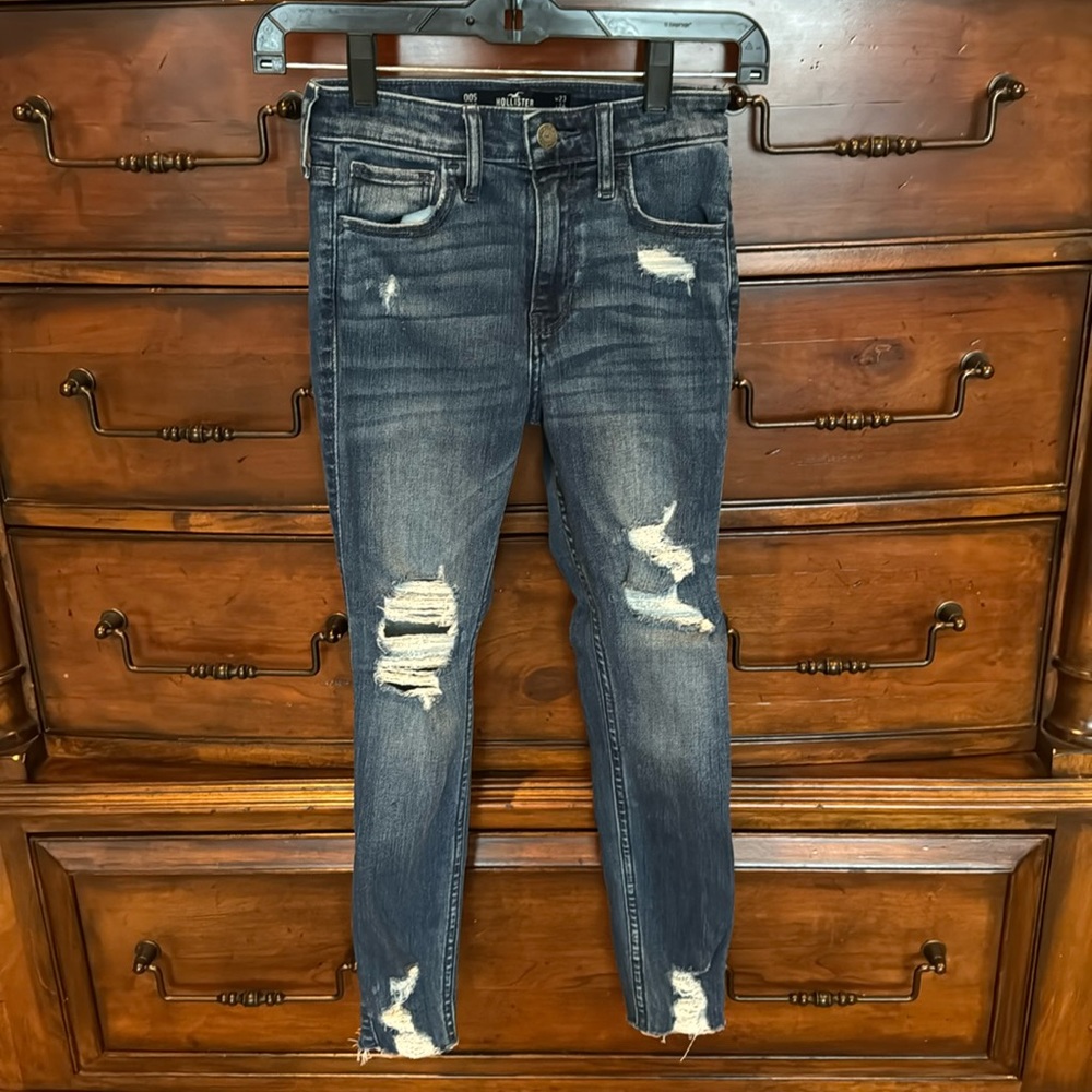 Hollister jeans. Size 23 waist 24 length. EUC